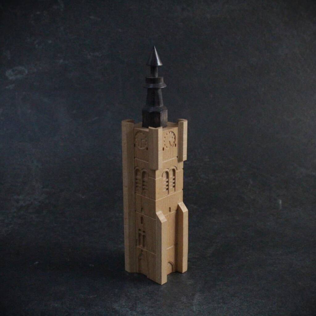 Beffroi de Béthune miniature en hêtre massif, sculpture artisanale en bois réalisée par L’Essence des Bois.