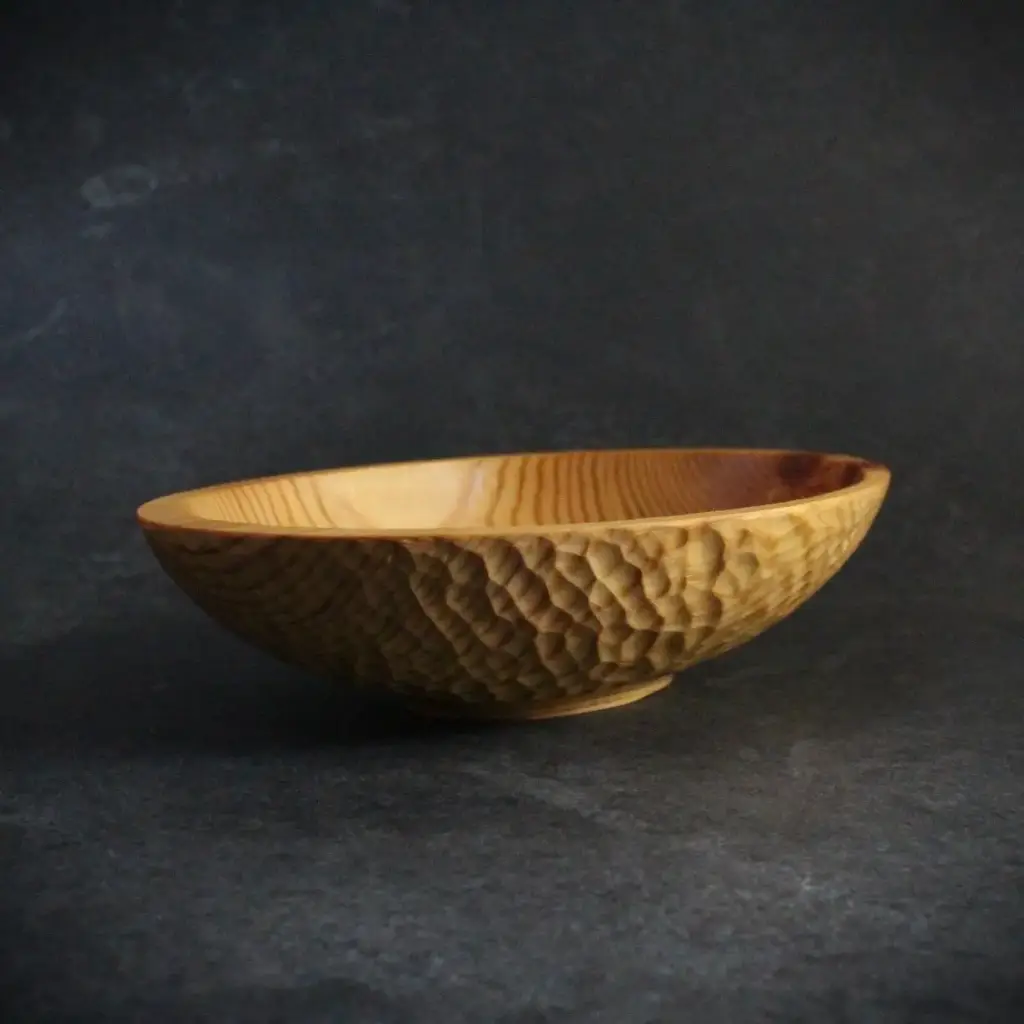 Plat ovale gougé en pin sylvestre massif