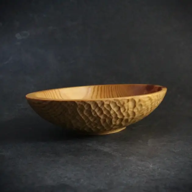 Plat ovale gougé en pin sylvestre massif