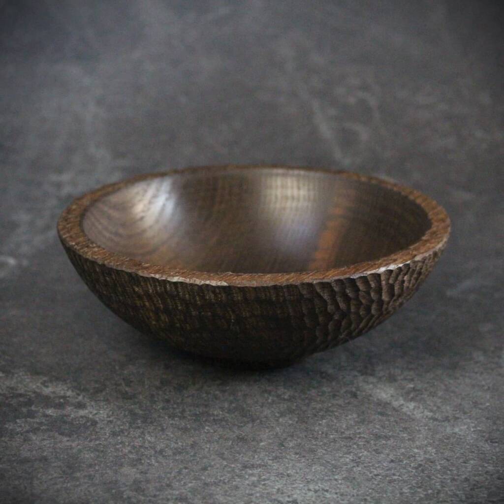Bol gougé en chêne massif fumé façonné à la main par L’Essence des Bois.
