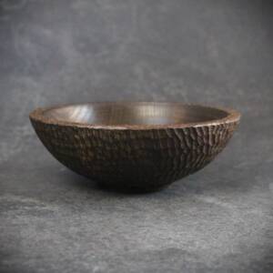 Bol gougé en chêne massif fumé façonné à la main par L’Essence des Bois.