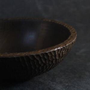 Bol gougé en chêne massif fumé façonné à la main par L’Essence des Bois.