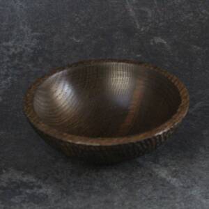 Bol gougé en chêne massif fumé façonné à la main par L’Essence des Bois.