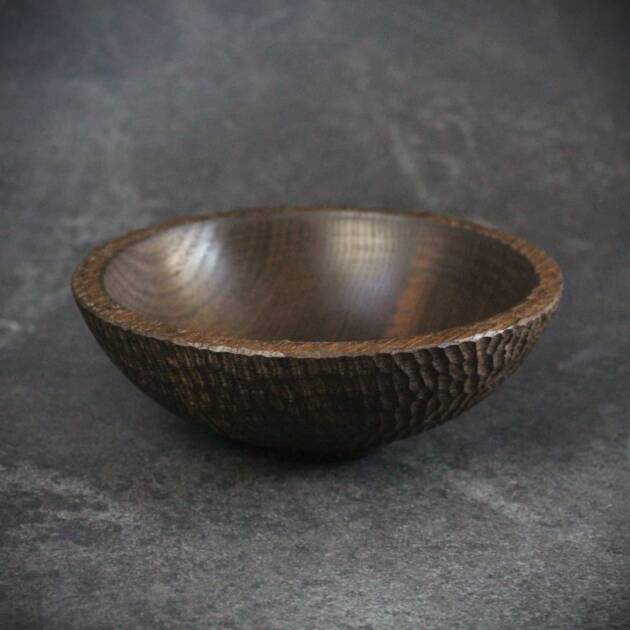 Bol gougé en chêne massif fumé façonné à la main par L’Essence des Bois.