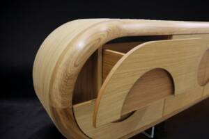 Buffet en chêne massif design fabriqué à la main par L’Essence des Bois, au style contemporain et courbes arrondies.