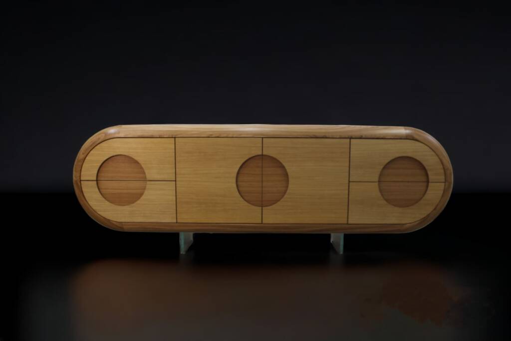 Buffet en chêne massif design fabriqué à la main par L’Essence des Bois, au style contemporain et courbes arrondies.