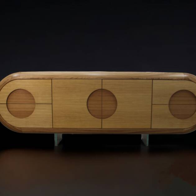 Buffet en chêne massif design fabriqué à la main par L’Essence des Bois, au style contemporain et courbes arrondies.