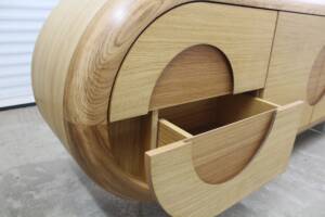 Buffet en chêne massif design fabriqué à la main par L’Essence des Bois, au style contemporain et courbes arrondies.