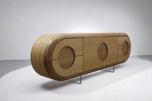 Buffet en chêne massif design fabriqué à la main par L’Essence des Bois, au style contemporain et courbes arrondies.