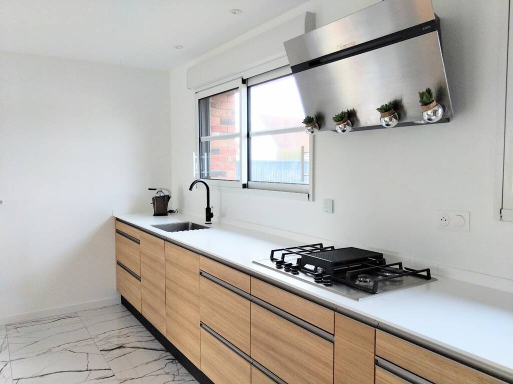 Cuisine sur mesure avec plan de travail en résine usinée