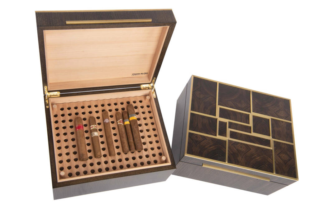 Cave à cigares en cèdre massif et robinier fumé, création artisanale L’Essence des Bois, avec inserts en laiton massif et finition bois fumé.