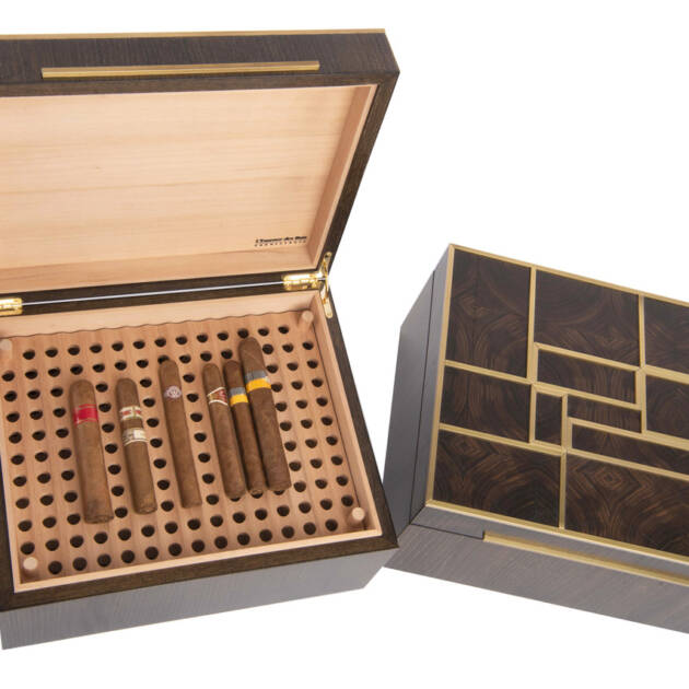 Cave à cigares en cèdre massif et robinier fumé, création artisanale L’Essence des Bois, avec inserts en laiton massif et finition bois fumé.