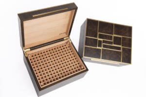 Intérieur de cave à cigares en cèdre massif non traité, fabriquée à la main, offrant une conservation optimale et une senteur naturelle du bois.