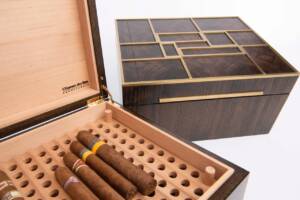 Cigares soigneusement rangés dans une cave à cigares en cèdre massif et robinier fumé, garantissant conservation optimale et élégance artisanale.