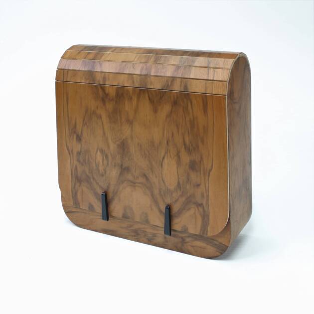 Sac à dos en noyer, fabriqué en France par L’Essence des Bois. Accessoire haut de gamme, durable, élégant et façonné selon les règles de l’art. Pièce unique avec bretelles en cuir réglables.