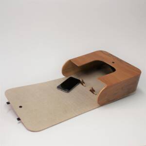 Sac à dos en noyer, fabriqué en France par L’Essence des Bois. Accessoire haut de gamme, durable, élégant et façonné selon les règles de l’art. Pièce unique avec bretelles en cuir réglables.