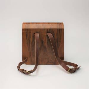 Sac à dos en noyer, fabriqué en France par L’Essence des Bois. Accessoire haut de gamme, durable, élégant et façonné selon les règles de l’art. Pièce unique avec bretelles en cuir réglables.
