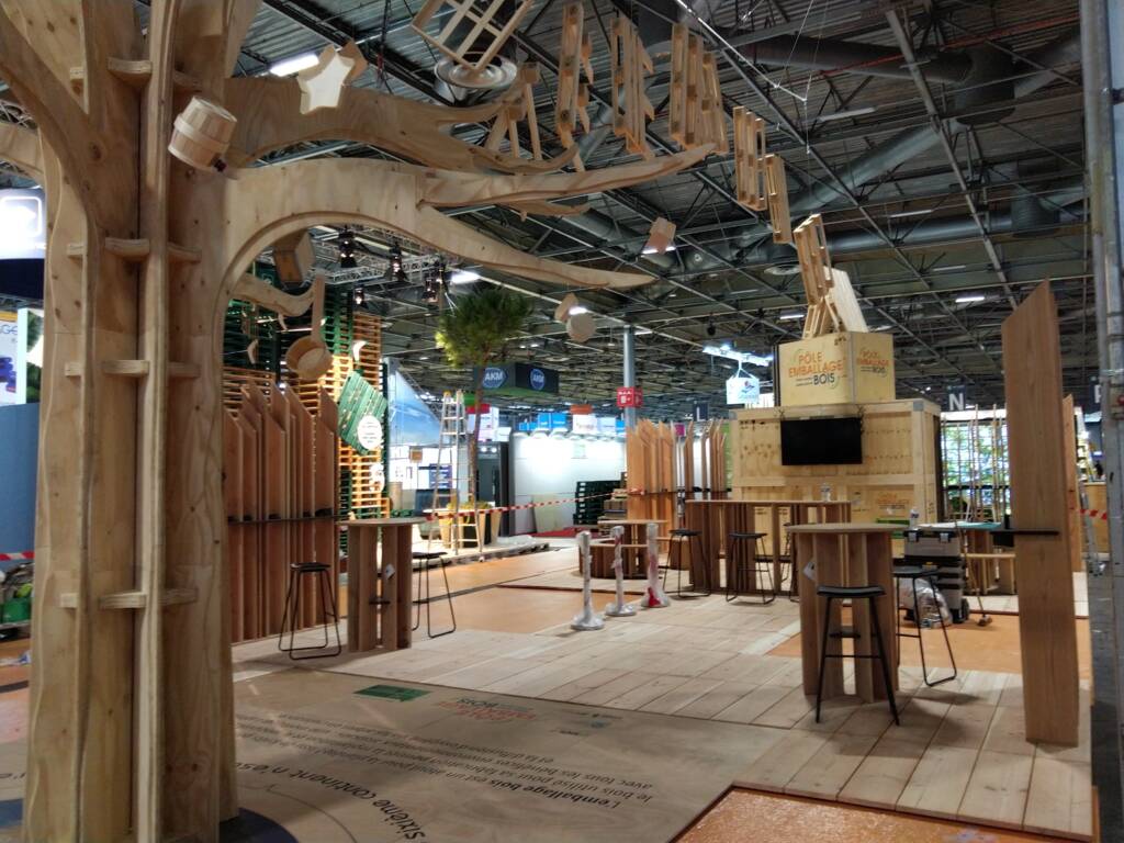 Stand du Pole Bois ou l'on voit un arbre de 6 metre en contreplaqué et des agencement de caisse en bois et de palette.
