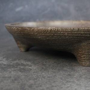 Plat ovale à pied en bois massif par L'Essence des Bois