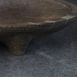 Plat ovale à pied en bois massif par L'Essence des Bois