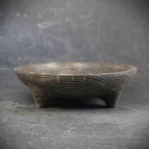 Plat ovale à pied en bois massif par L'Essence des Bois