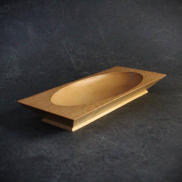 Plat gougé en hêtre massif avec cavité ovale sculptée et texture bois naturel L'Essence des Bois