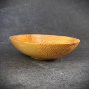 Plat ovale en pin sylvestre massif façonné à la main dans l’atelier L’Essence des Bois.