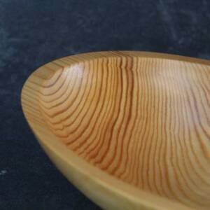 Plat ovale en pin sylvestre massif façonné à la main dans l’atelier L’Essence des Bois.