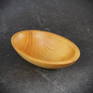 Plat ovale en pin sylvestre massif façonné à la main dans l’atelier L’Essence des Bois.