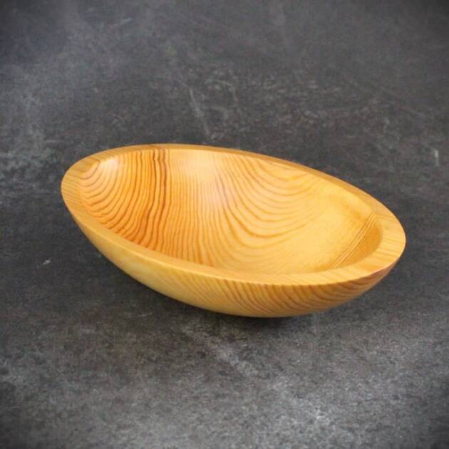 Plat ovale en pin sylvestre massif façonné à la main dans l’atelier L’Essence des Bois.