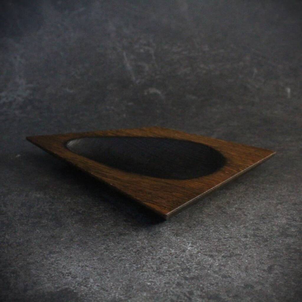 Plat asymétrique en bois massif au design géométrique avec découpe ovale centrale - Fabrication artisanale L'Essence des Bois