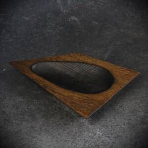 Plat asymétrique en bois massif au design géométrique avec découpe ovale centrale - Fabrication artisanale L'Essence des Bois