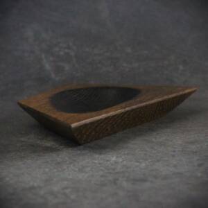 Plat asymétrique en bois massif au design géométrique avec découpe ovale centrale - Fabrication artisanale L'Essence des Bois