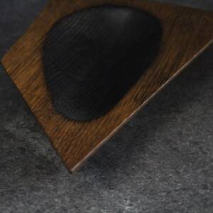 Plat asymétrique en bois massif au design géométrique avec découpe ovale centrale - Fabrication artisanale L'Essence des Bois