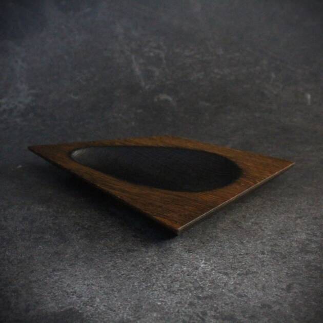 Plat asymétrique en bois massif au design géométrique avec découpe ovale centrale - Fabrication artisanale L'Essence des Bois