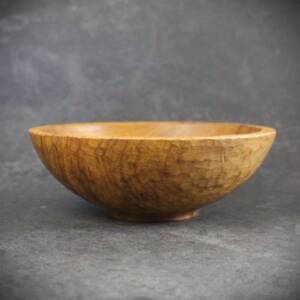 Bol gougé en chêne massif sculpté à la main dans l’atelier L’Essence des Bois.