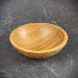 Bol gougé en chêne massif sculpté à la main dans l’atelier L’Essence des Bois.