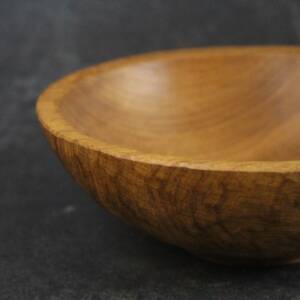 Bol gougé en chêne massif sculpté à la main dans l’atelier L’Essence des Bois.