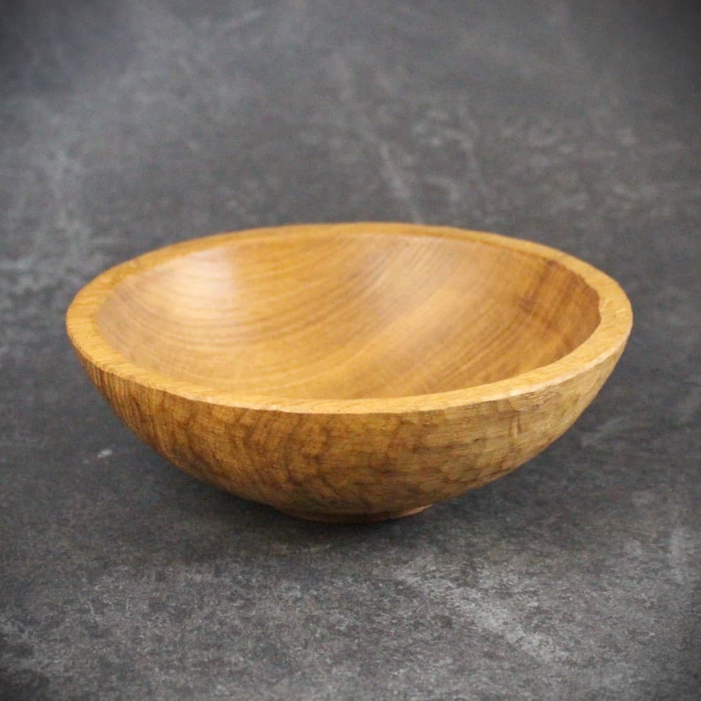 Bol gougé en chêne massif sculpté à la main dans l’atelier L’Essence des Bois.