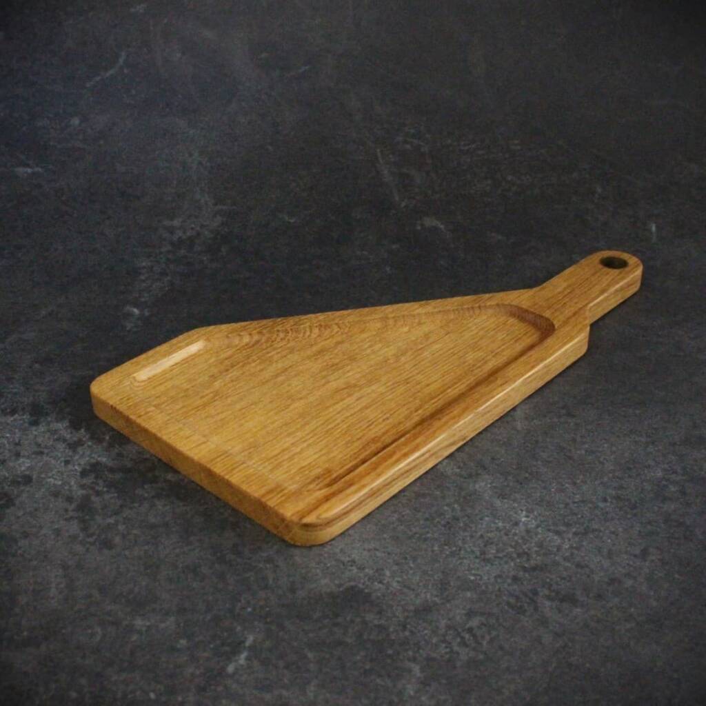 Plateau de présentation en bois massif avec bague en laiton, fabriqué à la main par L’Essence des Bois, en frêne, merisier ou chêne.