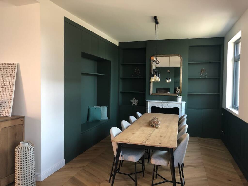 Agencement de séjour sur mesure autour d'un cheminé