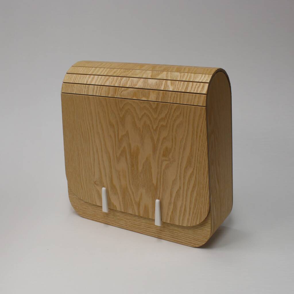 Sac à dos en frênes, fabriqué en France par L’Essence des Bois. Accessoire haut de gamme, durable, élégant et façonné selon les règles de l’art. Pièce unique avec bretelles en cuir réglables.