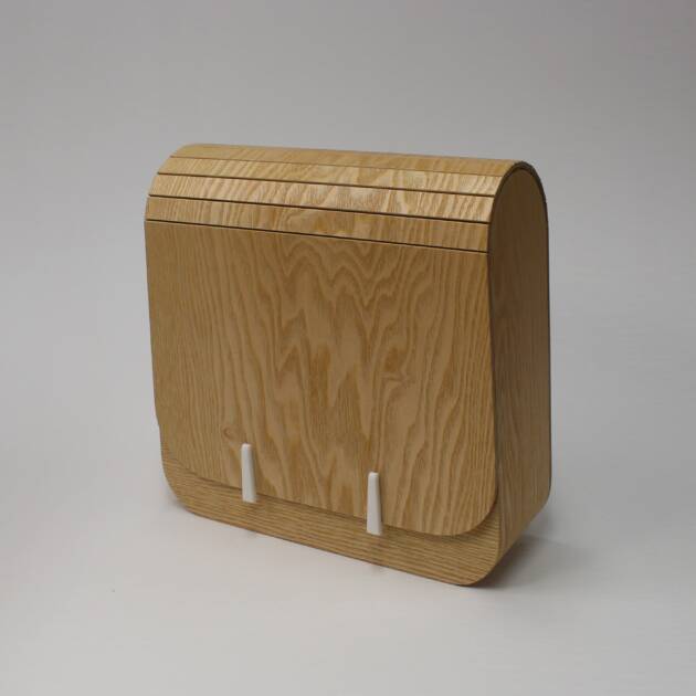 Sac à dos en frênes, fabriqué en France par L’Essence des Bois. Accessoire haut de gamme, durable, élégant et façonné selon les règles de l’art. Pièce unique avec bretelles en cuir réglables.