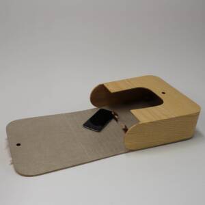 Sac à dos en frênes, fabriqué en France par L’Essence des Bois. Accessoire haut de gamme, durable, élégant et façonné selon les règles de l’art. Pièce unique avec bretelles en cuir réglables.