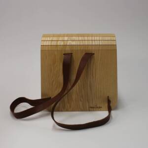 Sac à dos en frênes, fabriqué en France par L’Essence des Bois. Accessoire haut de gamme, durable, élégant et façonné selon les règles de l’art. Pièce unique avec bretelles en cuir réglables.