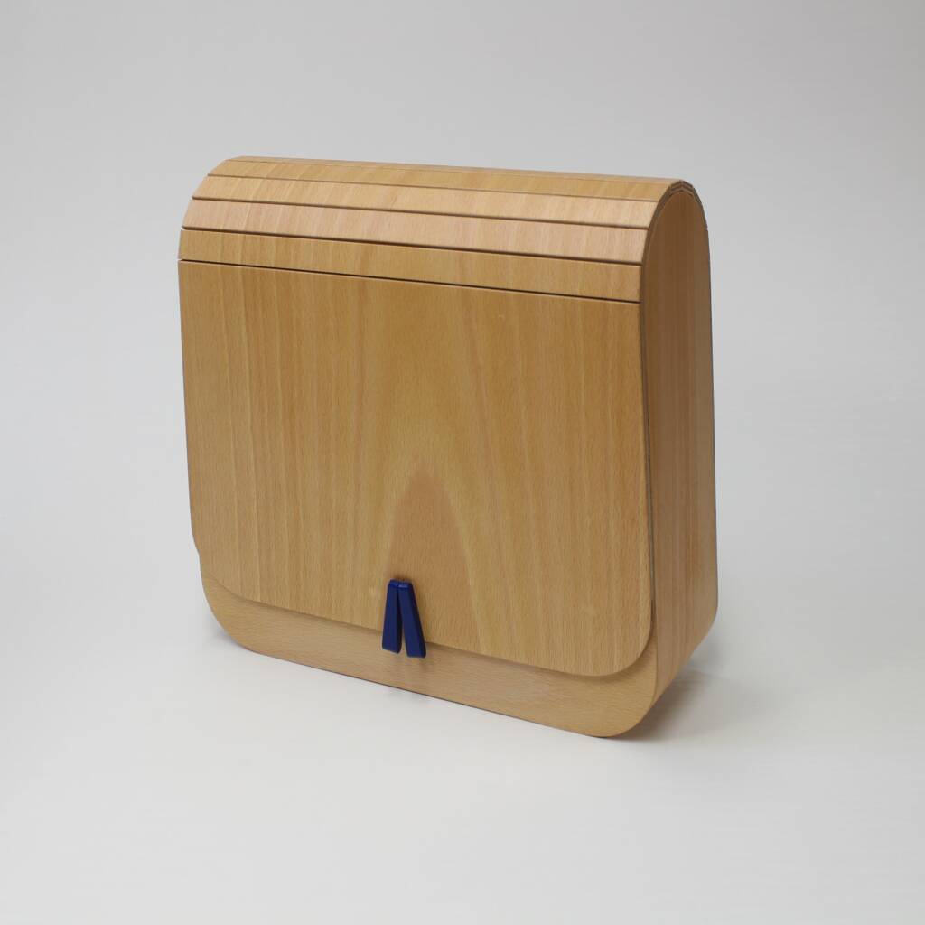 Sac à dos en hêtre, fabriqué en France par L’Essence des Bois. Accessoire haut de gamme, durable, élégant et façonné selon les règles de l’art. Pièce unique avec bretelles en cuir réglables.