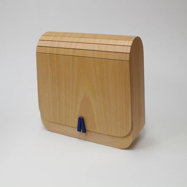 Sac à dos en hêtre, fabriqué en France par L’Essence des Bois. Accessoire haut de gamme, durable, élégant et façonné selon les règles de l’art. Pièce unique avec bretelles en cuir réglables.