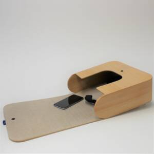 Sac à dos en hêtre, fabriqué en France par L’Essence des Bois. Accessoire haut de gamme, durable, élégant et façonné selon les règles de l’art. Pièce unique avec bretelles en cuir réglables.