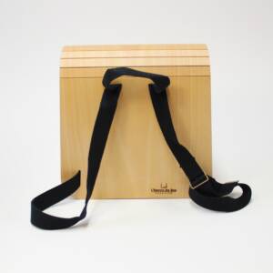 Sac à dos en hêtre, fabriqué en France par L’Essence des Bois. Accessoire haut de gamme, durable, élégant et façonné selon les règles de l’art. Pièce unique avec bretelles en cuir réglables.