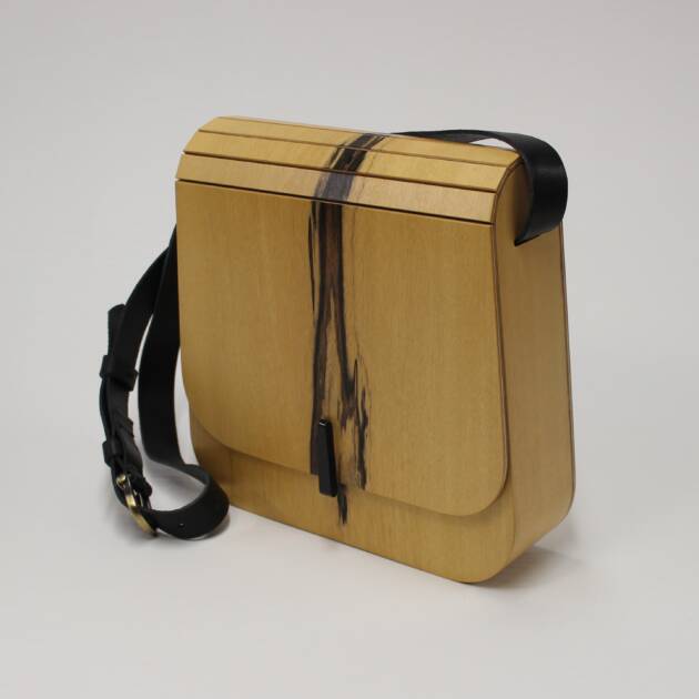 Besace en ébène blanc avec bandoulière en cuir, réalisée par L’Essence des Bois.